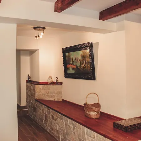 Friends' & Albergue Gjirokastër