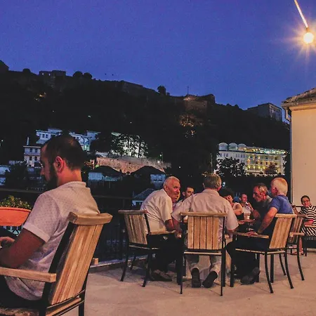 Friends' & אכסניה *