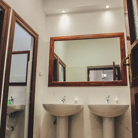 אכסניה Friends' & Gjirokastër