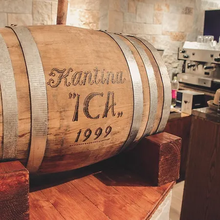 Friends' & אכסניה