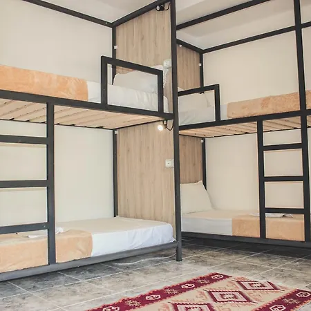 אכסניה Friends' & Gjirokastër