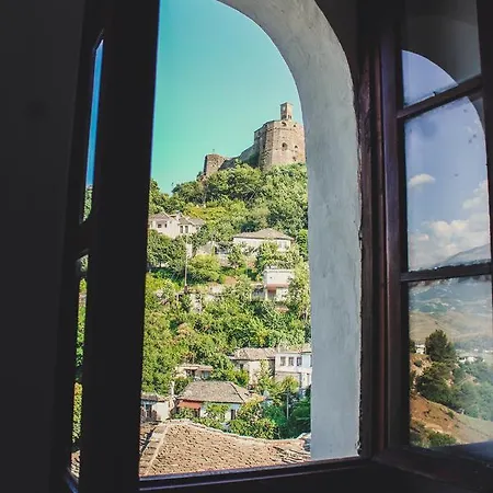 אכסניה Friends' & Gjirokastër