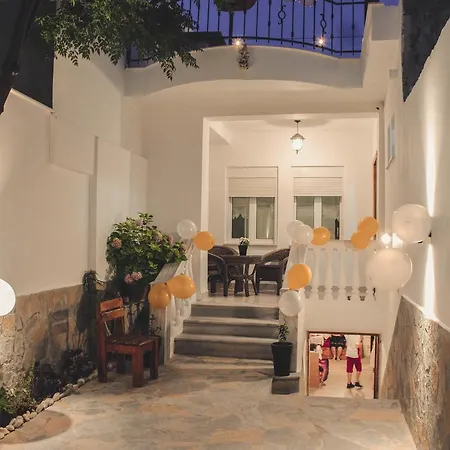 Friends' & بيت شباب Gjirokastër