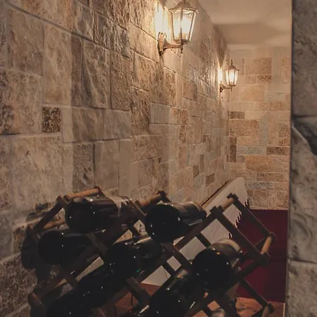 Friends' & אכסניה