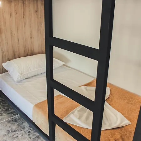 Friends' & אכסניה *