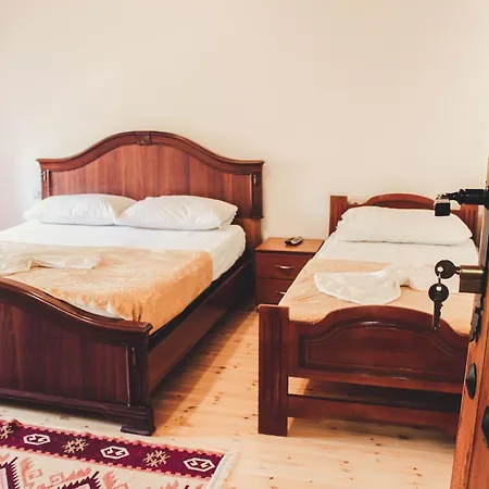 אכסניה Friends' & Gjirokastër