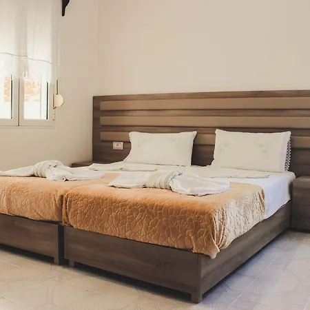 Friends' & אכסניה Gjirokastër