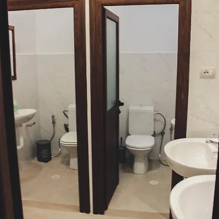 אכסניה Friends' & Gjirokastër