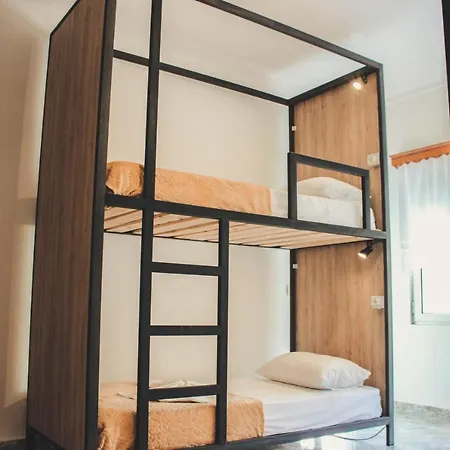 Friends' & אכסניה *