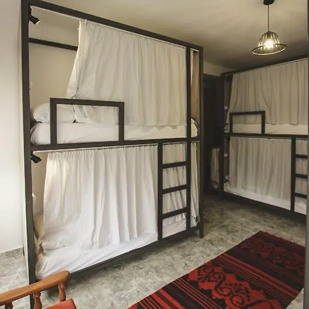 אכסניה Friends' & Gjirokastër