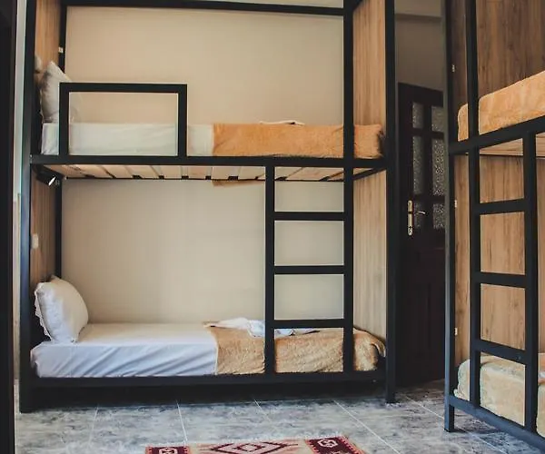 بيت شباب Friends' & Gjirokastër