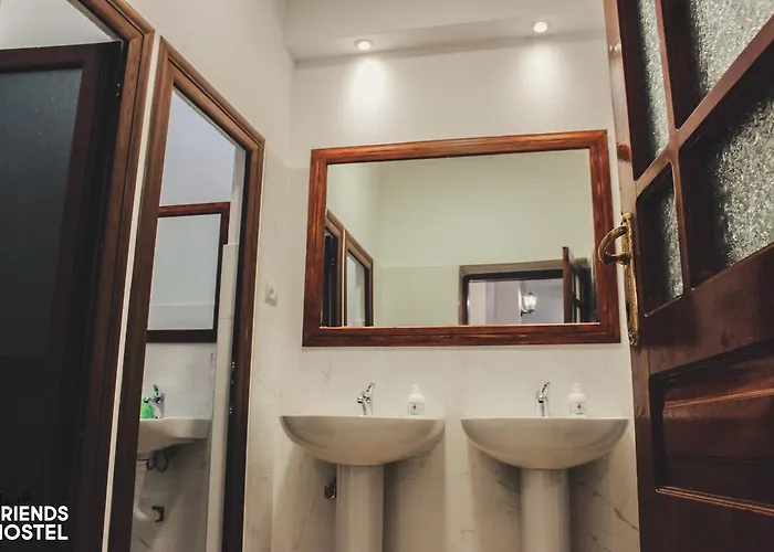 بيت شباب Friends' & Gjirokastër