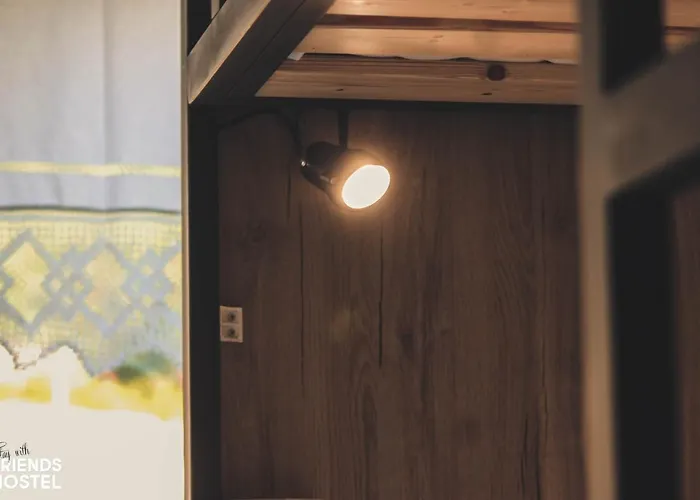 بيت شباب Friends' & Gjirokastër